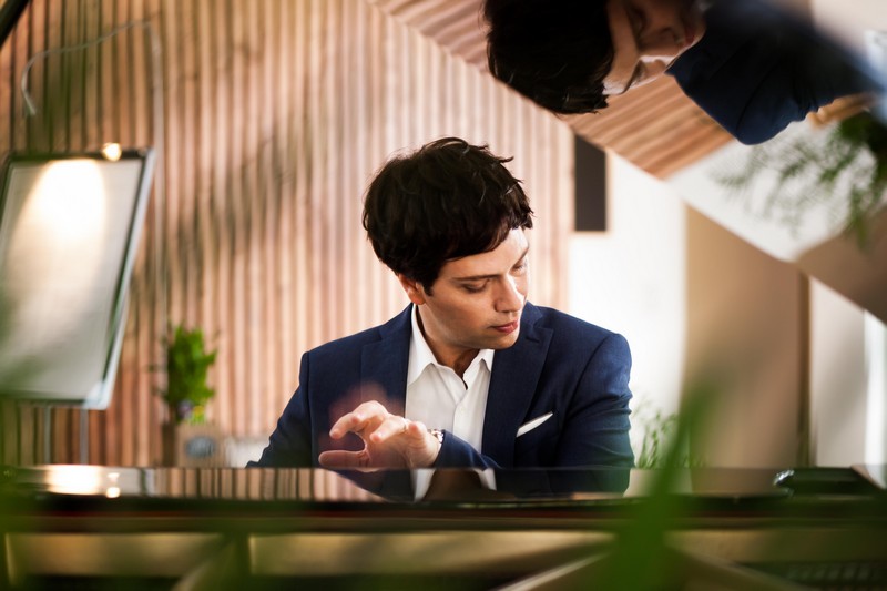 World-renowned composer and pianist Steve Barakatt will offer 'Motherland'